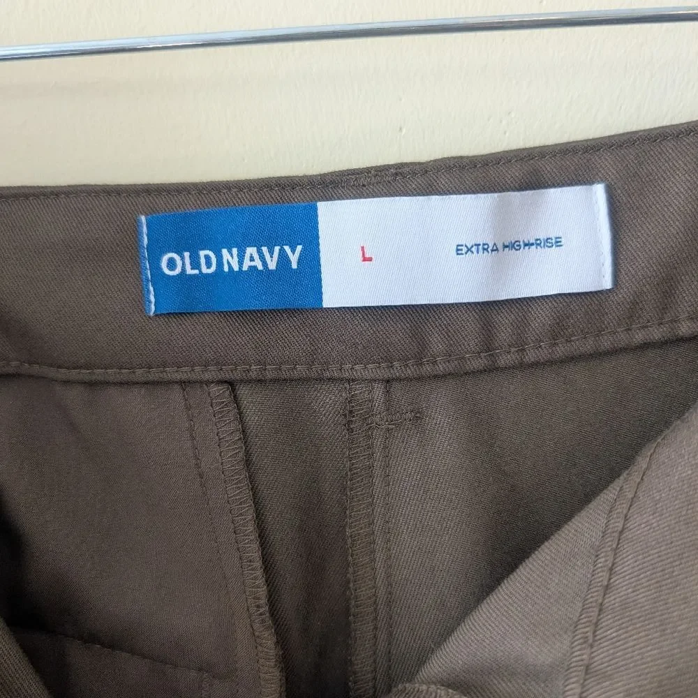 Old Navy Extra High-Waisted Taylor Trouser Shorts Size Large Brown Pleated